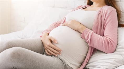 nėščia moteris gydytojo konsultacijoje