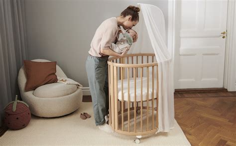 Stokke Sleepi ovali lovytė kūdikio kambaryje