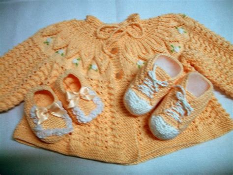 Vaikiški megzti kostiumėliai