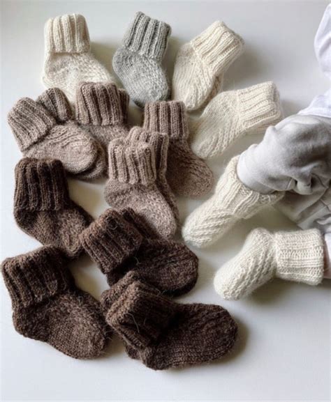 įvairių spalvų kūdikių kojinytės