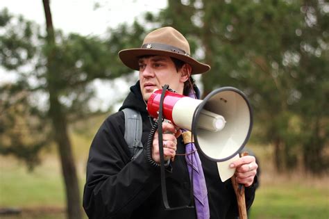 savanoriai padeda prieglaudos gyvūnams