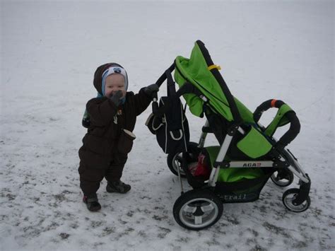 kūdikis šiltame vežimėlyje žiemą