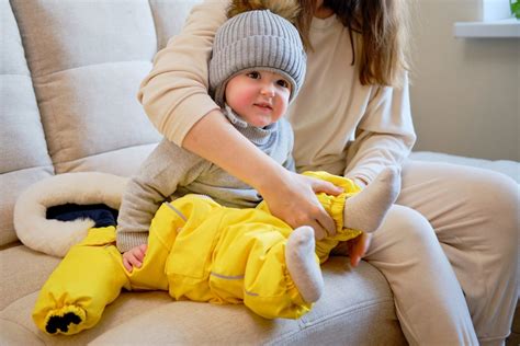 Tinkamai aprengtas naujagimis pasivaikščiojimui lauke