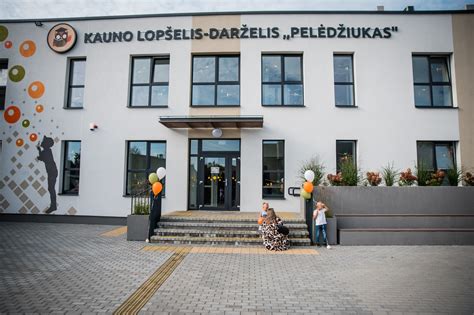 vaikai žaidžia lietuvių liaudies žaidimą ratelį