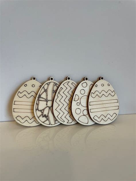 Pakabinami geležiniai kiaušiniai ant visureigio galinės dalies