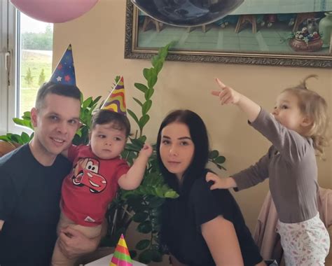 Simbolinė nuotrauka, vaizduojanti naują šeimą ir naujagimį