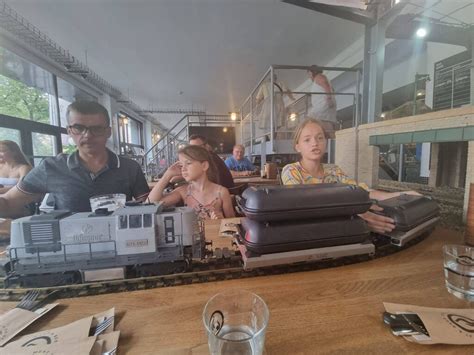 Vaikiška iliustracija su traukinuku ir vaikais