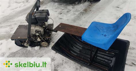 vaikiškas sniego motociklas lauke
