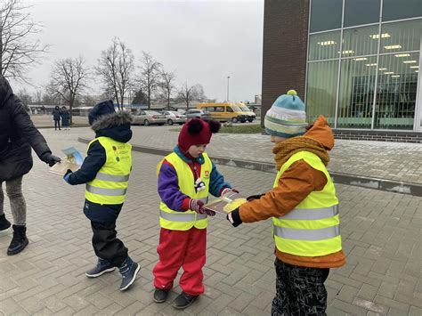Vaikų rankos, laikančios suaugusiojo ranką, simbolizuojančios globą ir apsaugą
