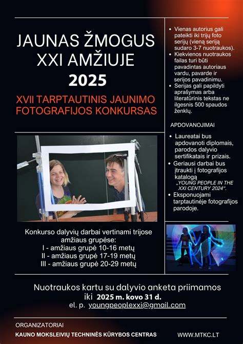 Jaunas žmogus einantis keliu link horizonto saulėlydžio metu