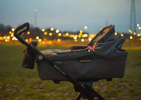 Tėvai su vaikišku vežimėliu lauke