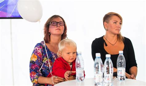 Daugiavaikės šeimos iliustracija su vaikais