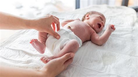 kūdikio sauskelnių keitimas