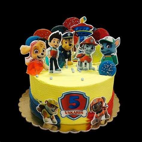 spalvingas vaikiškas tortas su teminėmis dekoracijomis
