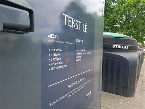 Tekstilės rūšiavimo konteineris ir piktogramos, rodančios, ką galima ir ko negalima mesti.