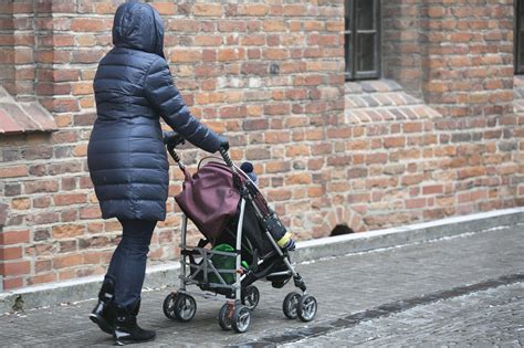 Sudegęs vaikiškas vežimėlis daugiabučio laiptinėje