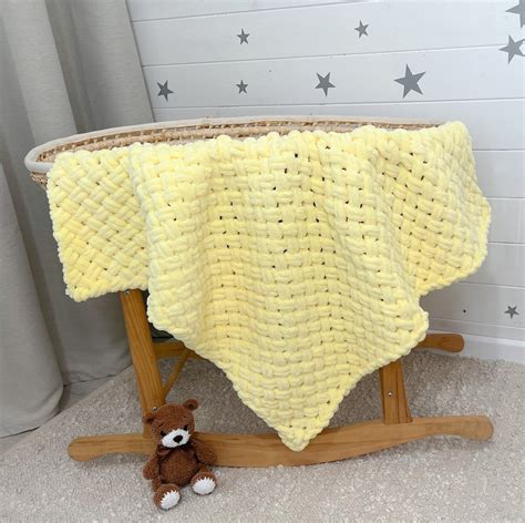 Rankomis megztas pledukas su kūdikiu