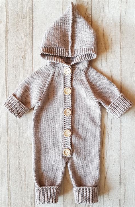 Rankomis megztas kombinezonas naujagimiui