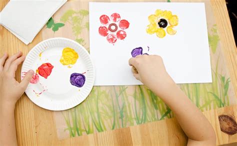 spalvingi antspaudai vaikams ant popieriaus