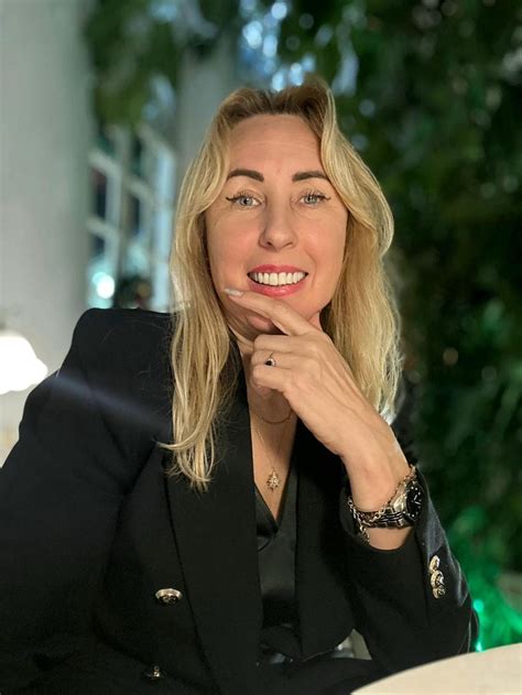 Mažylis žengia pirmuosius žingsnius ir tyrinėja aplinką