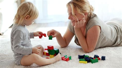 Tėvai žaidžia kalbos žaidimą su vaiku