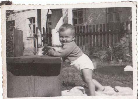 Vaikas žaidžia su pliušiniu meškiuku