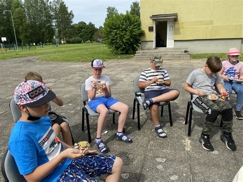 Vaikai ragauja sūrį