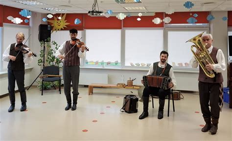 vaikų grupė atlieka muzikinį pratimą su spalvingomis priemonėmis