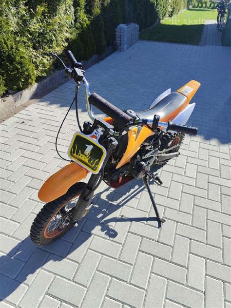 vaikiškas krosinis motociklas lauke
