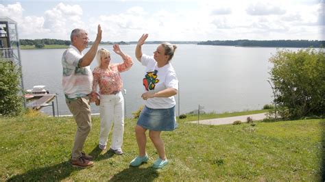 Senjorų pora, besidžiaugianti gyvenimu