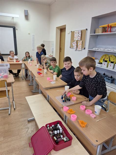 Vaikai dienos centre užsiimantys edukacine veikla