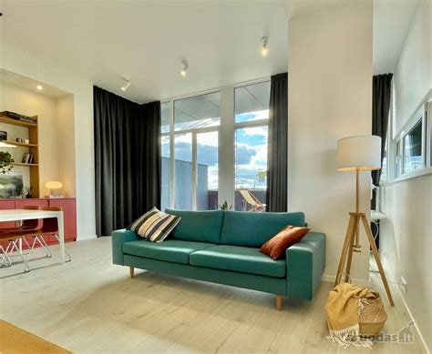 Erdvus ir jaukus dviejų kambarių apartamentų interjeras