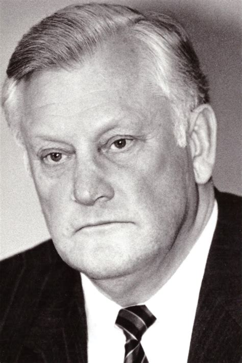 Algirdas Brazauskas pasirašo svarbius dokumentus