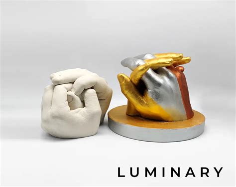 Vaiko ir tėvų rankos, simbolizuojančios meilę ir ryšį