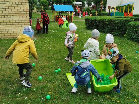 Vaikai, įsitraukę į bendrą veiklą ir žaidimus