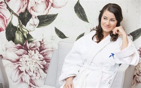 Moteris atsipalaiduoja SPA zonoje