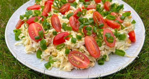 Ingredientai daržovių salotoms su tunu ir kiaušiniais