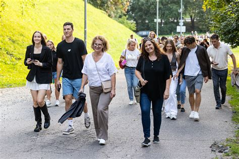 žmonės vaikštantys parke