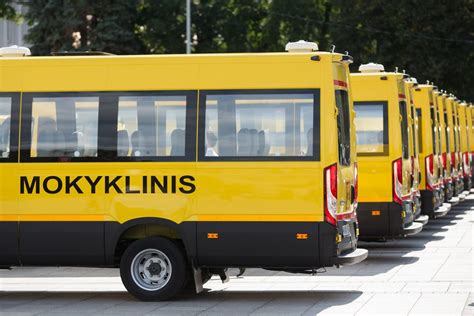 spalvingas geltonas autobusas su besišypsančiais vaikais