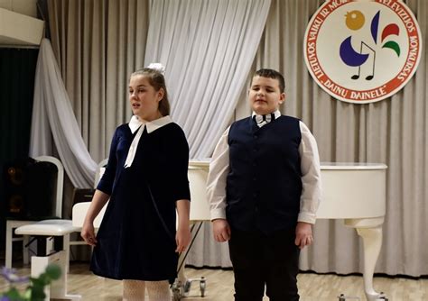 vaikai dainuojantys ir šokantys ratu