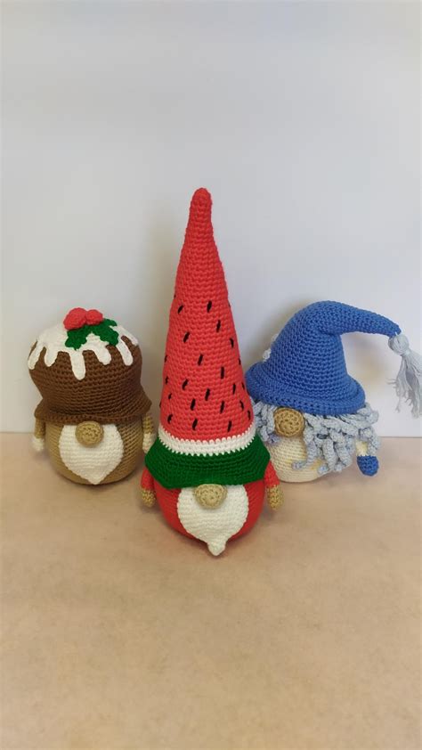 linksmas nykštukas tvarkantis žaislus