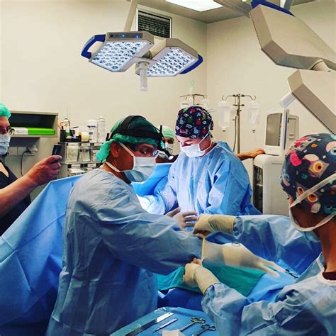 plastikos chirurgas operacinėje