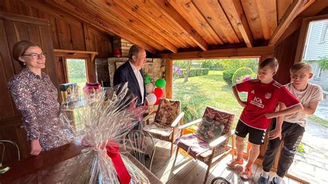 Socialinis darbuotojas bendrauja su vaikais bendruomeniniuose globos namuose