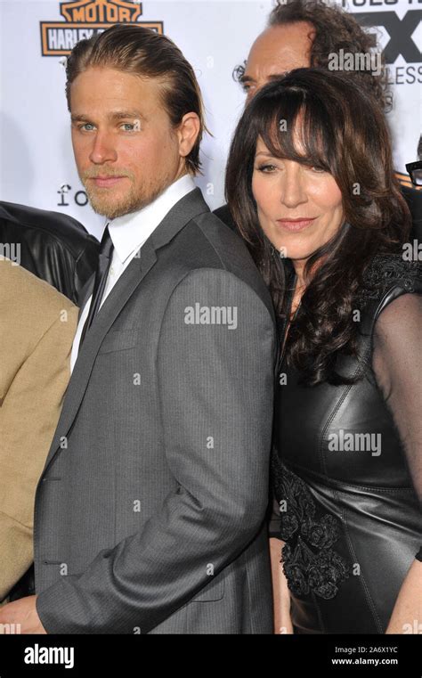 Charlie Hunnam ir Katey Sagal