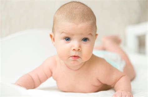 5 mėnesių kūdikis mokosi judėti