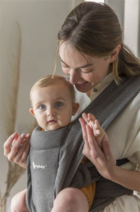 Ergobaby nešioklė su įdėklu ir laiminga šeima