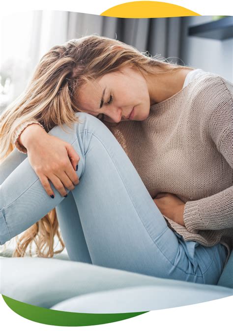 Pavaizduota moteris naudojanti šildantį įklotą pilvo srityje