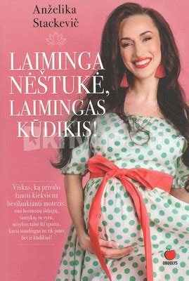 Laiminga besilaukianti moteris darbo aplinkoje