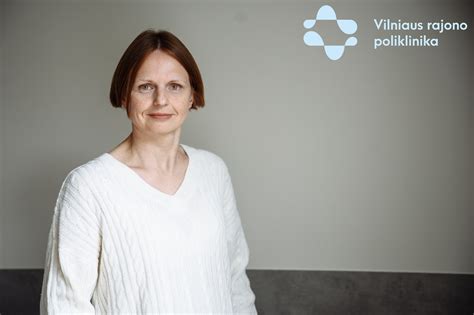 Šypsena ir priežiūra: socialinės globos specialistė bendraujanti su gyventoju