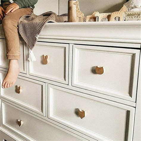 Vandeniu skiedžiamo akrilinio lako naudojimas vaikų baldams